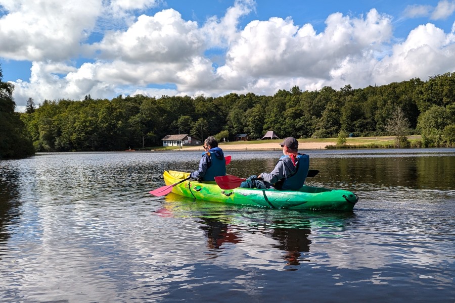 accrobrancherie kayaks adultes Location de canoë sur le canal de Nantes à Brest, Bretagne