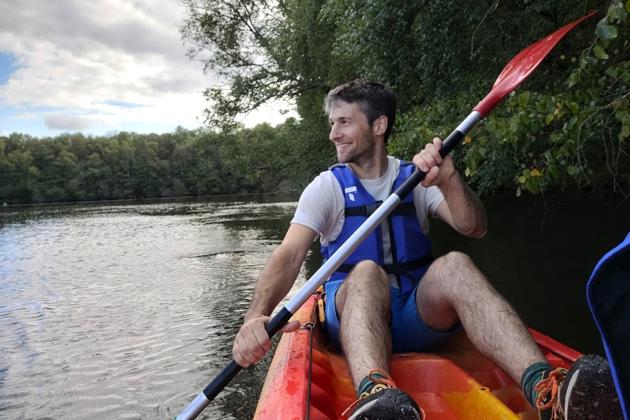 homme kayak Randonnée en canoë sur le canal de Nantes à Brest, Bretagne